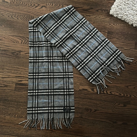 〰️ burberry check cashmere scarf - Picture 1 of 3